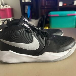NIKE TEAM HUSTLE D 9 Shoes boys Size 6.5Y